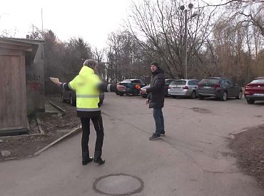Всегда парковались, а теперь штраф? Полиция и Рижская дума разного мнения по поводу одного клочка земли