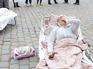 Да сделайте же что-нибудь! Измученные шумом рижане устроили акцию у думы