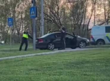 Полиция угрожает оружием водителю автомобиля: ЧП на Луцавсале (ВИДЕО)