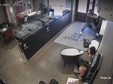 Дело на две минуты: появились кадры дерзкого ограбления с камер наблюдения в магазине (Видео)