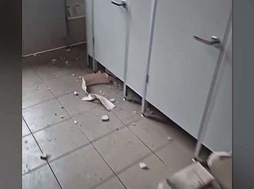 В детском садике Скулте малышам на голову падает штукатурка: как до такого дошло?