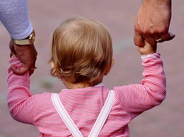 Усыновление ребёнка новым супругом: можно ли лишить родительских прав биологического отца?