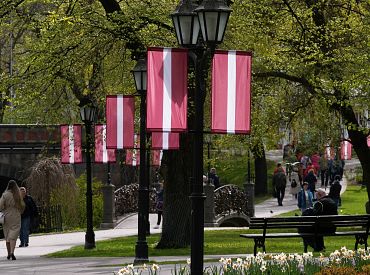 Valsts svētku nedēļā desmit skatu torņos visā Latvijā plīvo valsts karogi