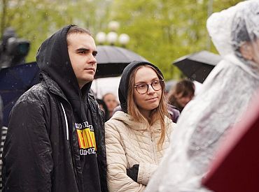 Pāris simti cilvēku pulcējas valsts svētku koncertā pie Brīvības pieminekļa