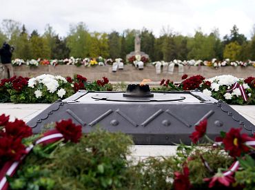 Rīgas Brāļu kapos piemin nacisma sagrāvi un Otrā pasaules kara upurus