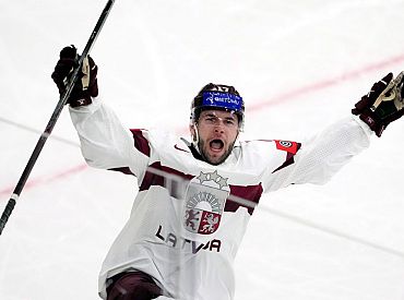 Отличный старт: хоккейная сборная Латвии в первом матче чемпионата мира победила сборную Франции