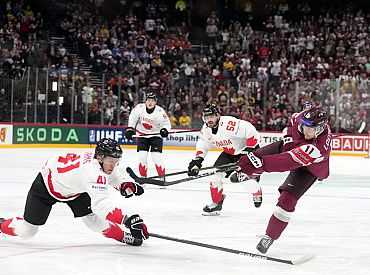 Latvijas hokejisti pasaules čempionāta otrajā mačā zaudē kanādiešiem