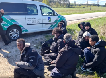 В Кекавском крае задержана группа нелегальных мигрантов вместе с перевозчиком (ВИДЕО)