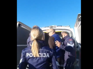 Полиция арестовала еще парочку «живых существ»: снова на машине с выдуманным «номером». ВИДЕО