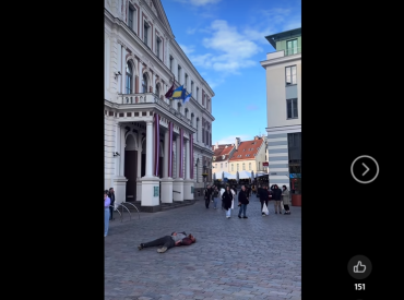 Люди, вы люди? У здания Рижской думы лежал человек и все его обходили