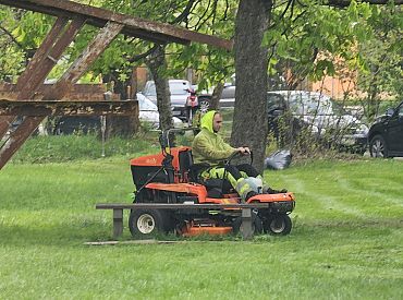 Рига, труд, май? Сэкономленные на уборке снега деньги чиновники тут же пустили на покос…. сантиметра травы. ФОТО