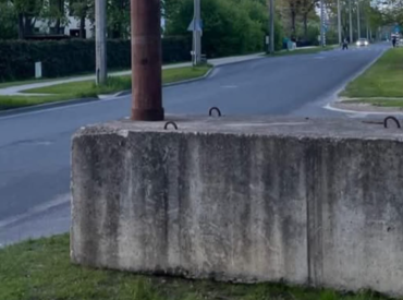 Мы ничего не видим из-за этой бетонной плиты! Автоводители Зиепниеккалнса негодуют, а что дума?