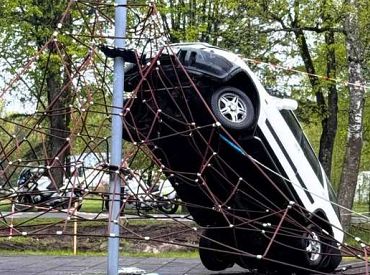 Babītē sirmgalve ar auto iebraukusi bērnu rotaļu laukuma tīkla konstrukcijā
