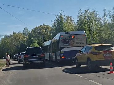 Авария в Иманте: автобус столкнулся с легковушкой. Движение затрудненно, трамваи на время встали (ВИДЕО)