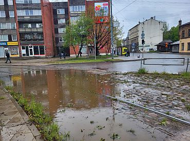 Драка, нож, кровь на лестнице. На Саркандаугаве мужчину чуть не зарезали