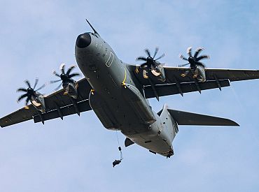 На Гривском аэродроме десантировалось 500 испанских парашютистов