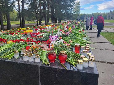 В Саласпилсе — паломничество желающих возложить цветы к мемориалу (ФОТО)