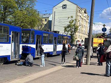 Травмы могло не быть: пассажирка, выходя из трамвая, сломала ногу