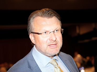Риге нужна широкая коалиция, а не «слепленная» из 34 голосов, заявил Шлесерс и намекнул на уличные протесты