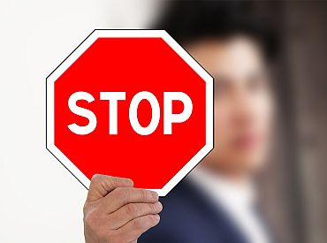 Россиянам и белорусам запретили работать на критически важных объектах Латвии, владеть ими и управлять