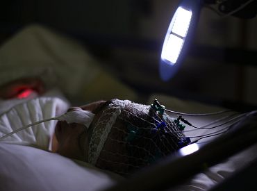 Он в коме уже две недели: мать ищет свидетелей нападения на её сына в Салдусе