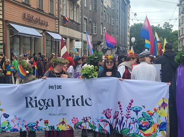 Varavīksnes krāsas karogu ieskauts, Rīgā noris praida gājiens