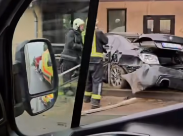 Учился водить машину: подробности дикой аварии в Плявниеках (ВИДЕО)