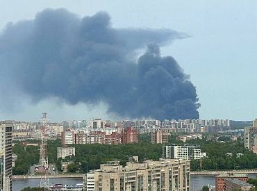 Над Санкт-Петербургом клубится черный дым: горит 500 тонн химикатов (Видео)