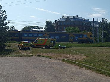 Трагедия на Саркандаугаве: электропоезд сбил мужчину