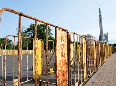 «Это кровь прошлых возмутителей спокойствия!» В сети высмеяли ржавый забор вокруг Милды (ФОТО)