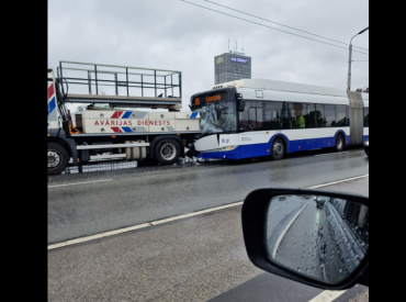«Rīgas satiksme» izmeklēs uz Vanšu tilta notikušās trolejbusa avārijas iemeslus