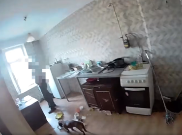 Rīgas pašvaldības policisti izglābuši novārdzinātu suni