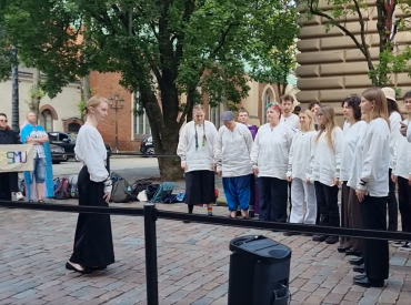 «Два пола — и точка?»: Сейм рассматривает поправки к Сатверсме под таутасдзиесму в исполнении хора квиров