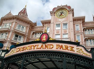 Латвийский след в «свадьбе» 9-летней украинской девочки с 22-летним британцем в парижском Диснейленде