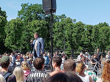 Протест у памятника Свободы: рижане вышли против «украденных» выборов — без скандала не обошлось