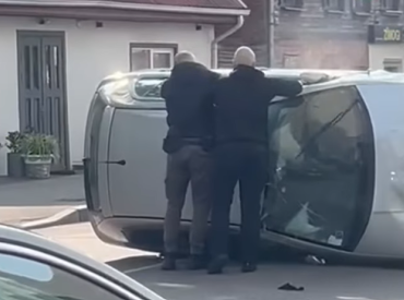 Тяжелое ДТП на Таллинас: от удара машина перевернулась (ВИДЕО)