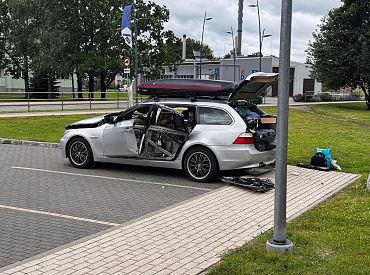 В Адажи возле школы взорвался BMW: пострадавший госпитализирован
