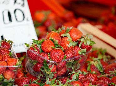 Клубника есть, но импортная: а стоит ли вообще гоняться за латвийской продукцией?