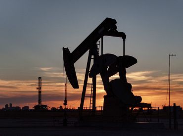 Доходы России от нефтегазового бизнеса упали более чем на треть