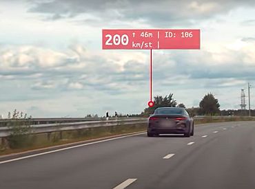 Разогнался до 200 км/ч: водители BMW устроили лихие гонки на скоростном шоссе (ВИДЕО)