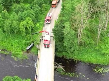 «Еле выбил стёкла, двери не открывались»: водитель слетел с моста в реку, спасаясь от грузовика