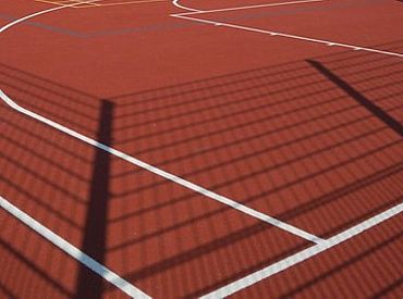 Спортивная площадка за деньги налогоплательщиков закрыта для местных