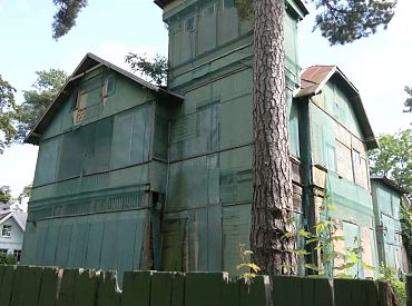 Не ремонтируют и налоги не платят: оказалось, что городская развалина в Юрмале принадлежит… посольству Польши