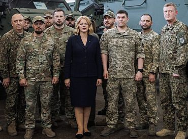 Силиня передала Украине первую партию бронемашин (ФОТО)