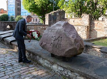 В этот день в оккупированной Латвии фактически начался Холокост: на место сожженной синагоги сегодня несут цветы