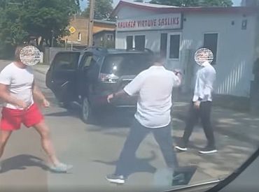 Горячие болдерайские парни! Из-за конфликта на дороге подрались два водителя. ВИДЕО