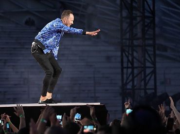 А штрафы огромные: полиция поймала пять пилотов дронов, незаконно снимавших концерт Prāta vētra в Елгаве