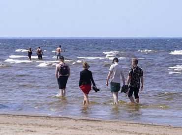 Июль — не время купаться: вода в водоемах Латвии снова остыла