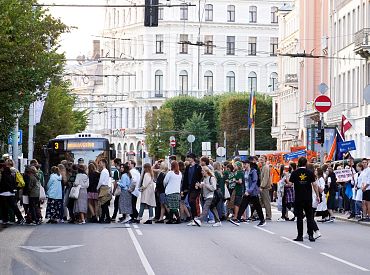 Как латышские бабушки воспитывают латышских подростков. Казалось бы, причем тут русские?