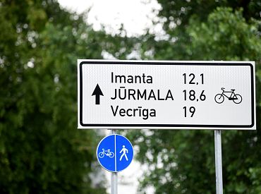 Рижская дума обещает сократить объем вырубки деревьев в Иманте: тем временем вырубку ускорили